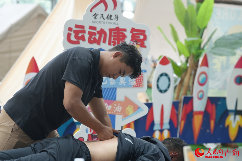 市民體驗(yàn)運(yùn)動(dòng)康復(fù)。人民網(wǎng) 陳明菊攝