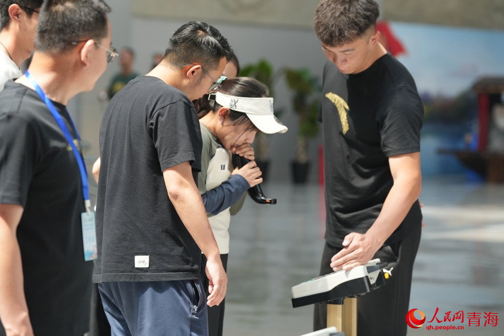 科學(xué)指導(dǎo)體能挑戰(zhàn)。人民網(wǎng) 陳明菊攝