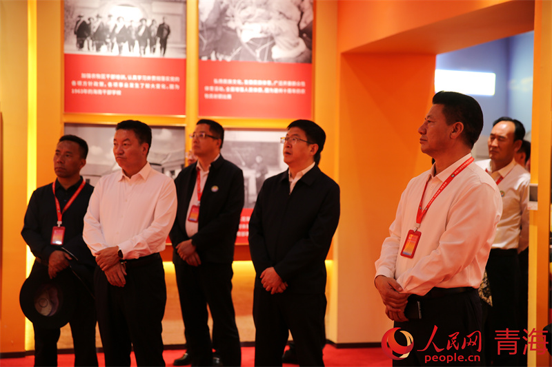 與會嘉賓了解海南州“四地”產(chǎn)業(yè)及經(jīng)濟社會發(fā)展成就。人民網(wǎng) 馬可欣攝
