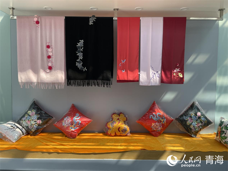 展覽館內(nèi)繡品展示。人民網(wǎng) 況玉攝