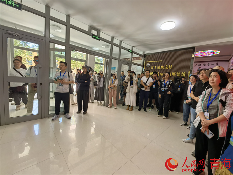 村史館內(nèi)正在進(jìn)行觀摩學(xué)習(xí)。人民網(wǎng) 馬可欣攝