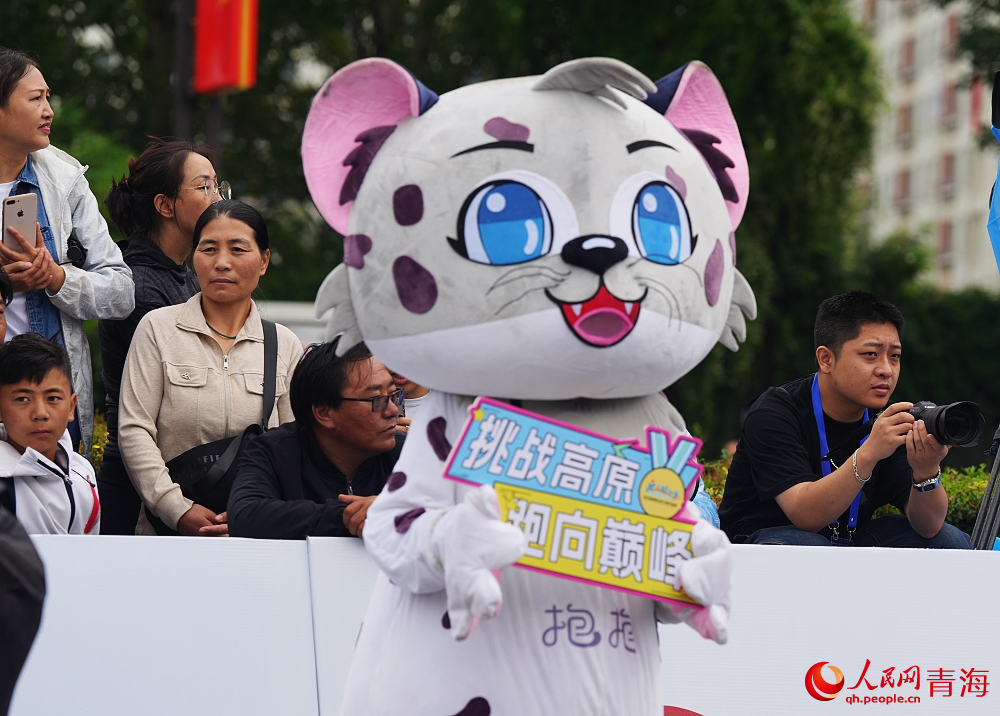 賽事吉祥物“抱抱”。人民網(wǎng) 陳明菊攝