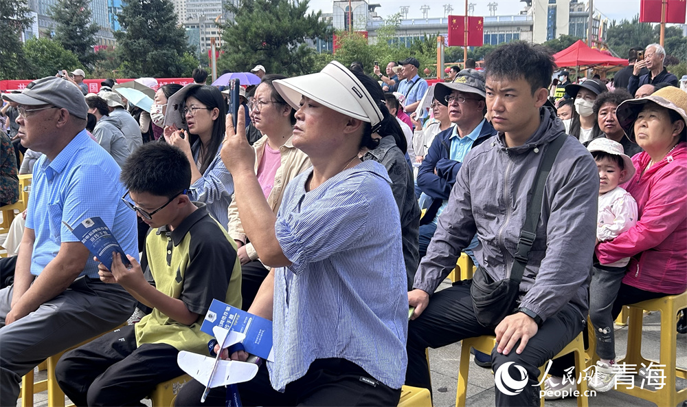市民觀看“強(qiáng)國復(fù)興有我”專場(chǎng)文藝演出。人民網(wǎng) 陳明菊攝