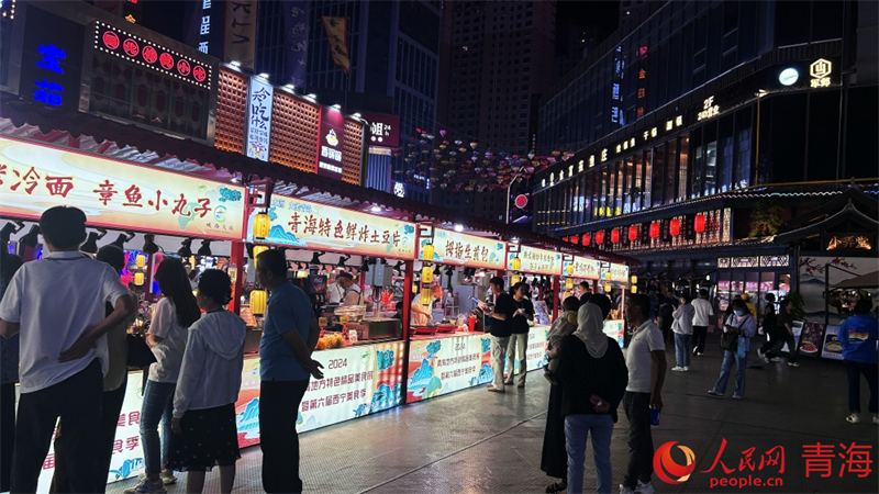 夜市熱鬧繁華。人民網(wǎng) 陳明菊攝