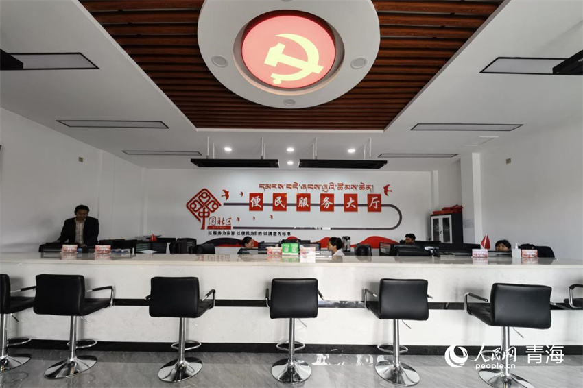社區(qū)內(nèi)的便民服務(wù)大廳。人民網(wǎng) 馬可欣攝