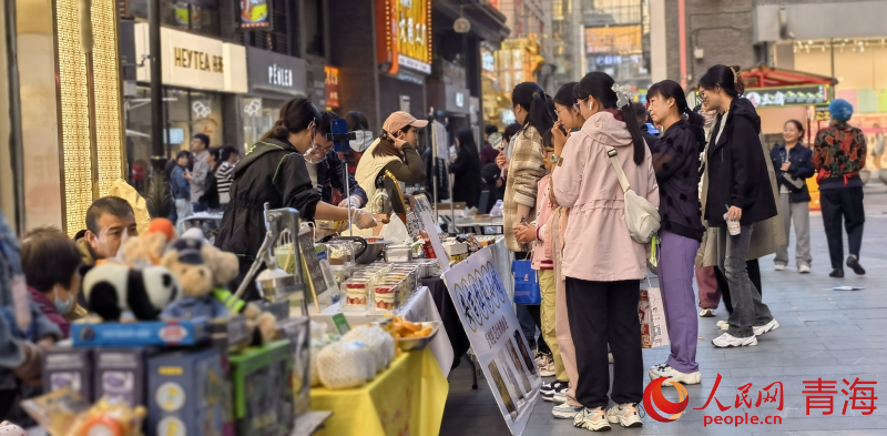 西寧市城西區(qū)力盟商業(yè)步行街整齊劃一的攤位。人民網(wǎng) 馬可欣攝