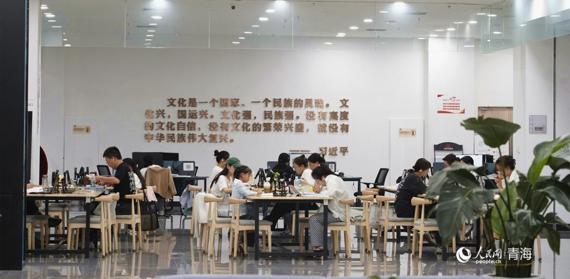 西寧市圖書館推出延時(shí)開放服務(wù)，市民們正在閱讀，學(xué)習(xí)。人民網(wǎng)記者 楊啟紅攝