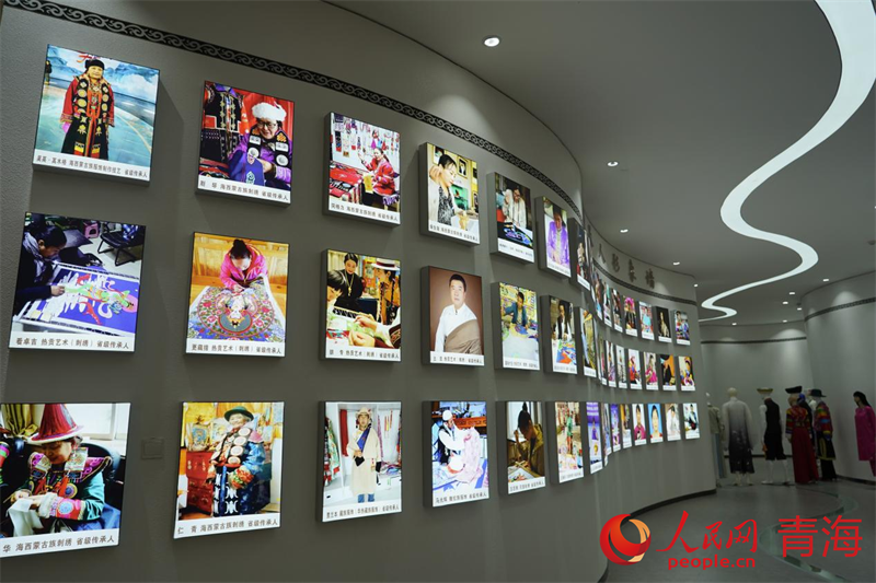 展廳內(nèi)的傳承人形象墻。人民網(wǎng)記者 楊啟紅攝
