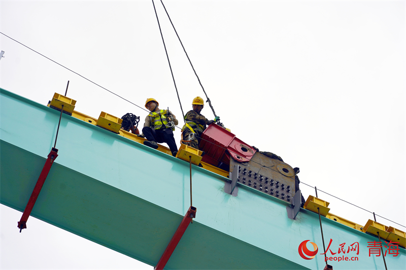 尖扎黃河特大橋施工中。人民網(wǎng) 況玉攝