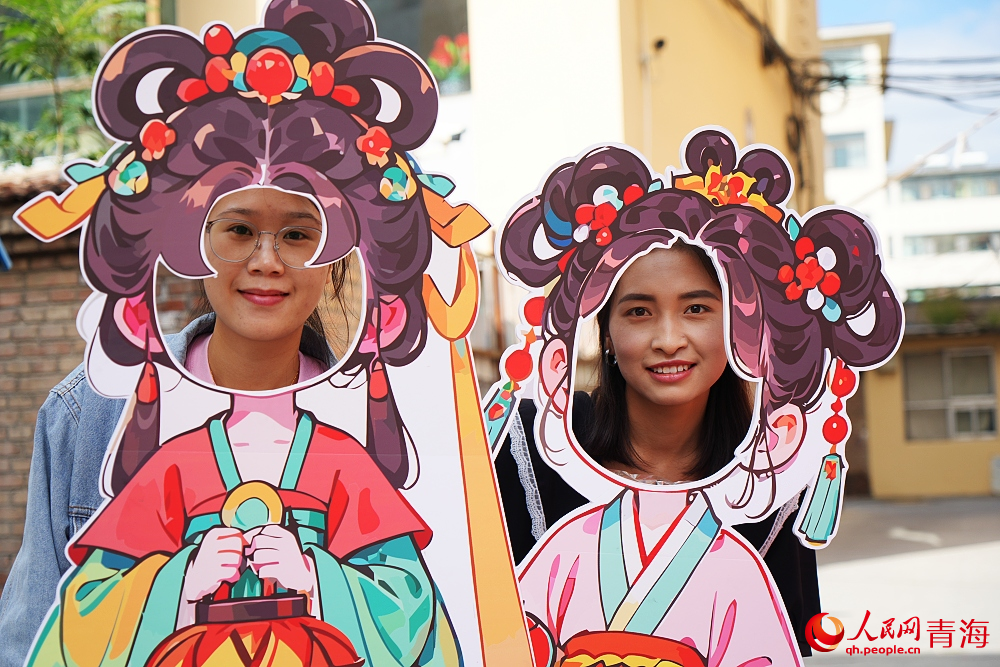 社區(qū)居民打卡趣味中秋小游戲。人民網(wǎng) 陳明菊攝
