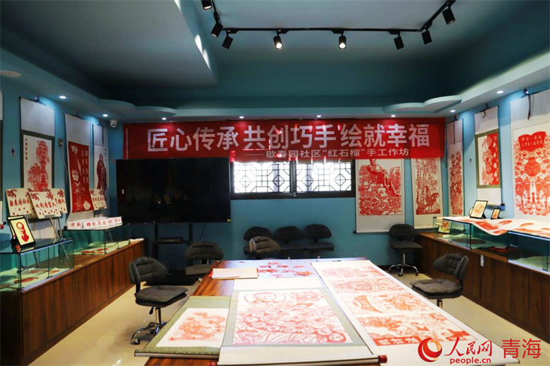 歇春園社區(qū)“紅石榴”手工作坊內。人民網 顧斐菲攝