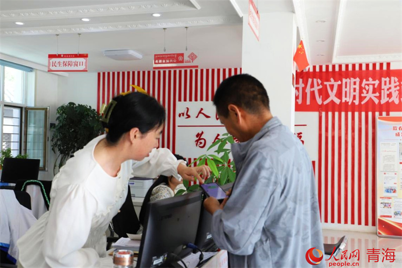 扎西才讓在歇春園社區(qū)綜合服務中心辦理業(yè)務。人民網 顧斐菲攝