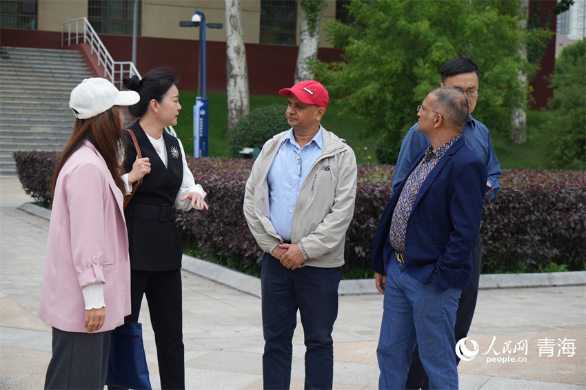 尼泊爾媒體團(tuán)漫步在校園。人民網(wǎng) 陳明菊攝
