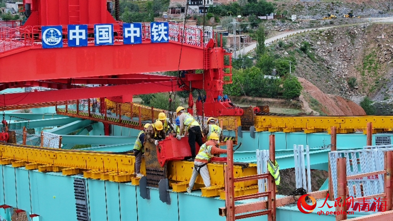 尖扎黃河特大橋。人民網(wǎng) 況玉攝