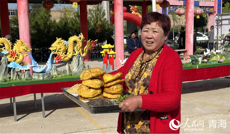 村民準(zhǔn)備的特色小吃。實習(xí)生 劉佳昕攝