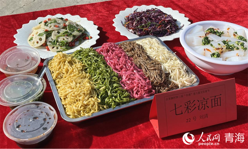 七彩涼面。實習(xí)生 劉佳昕攝