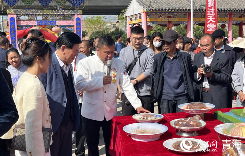 美食協(xié)會工作人員講解美食文化。實習(xí)生 劉佳昕攝