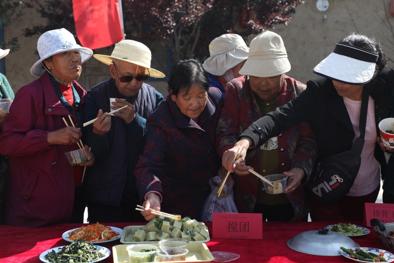 市民品嘗美食。實習(xí)生 劉佳昕攝