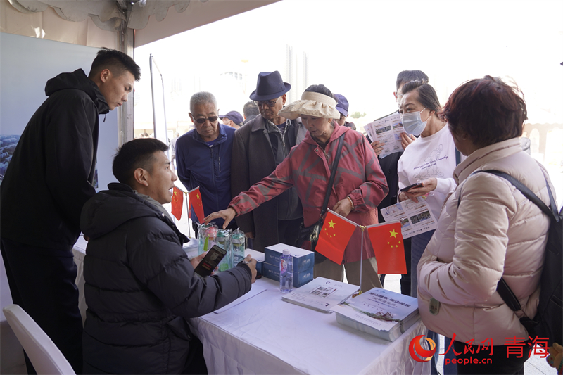 市民咨詢房屋售價(jià)。人民網(wǎng) 況玉攝