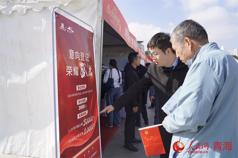 房企工作人員講解優(yōu)惠政策。人民網(wǎng) 況玉攝