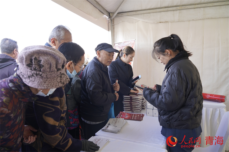 市民領(lǐng)取小禮品。人民網(wǎng) 況玉攝