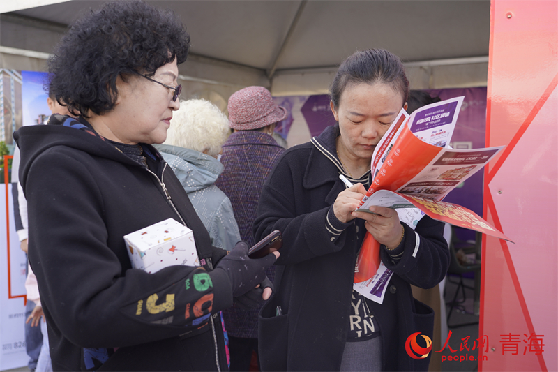 市民咨詢房屋售價。人民網(wǎng) 況玉攝