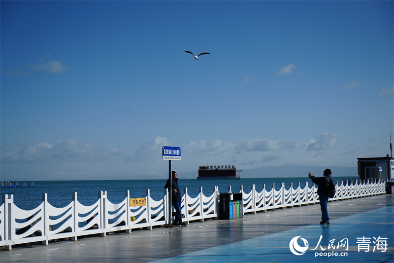游客在青海湖二郎劍景區(qū)游玩。人民網(wǎng) 況玉攝