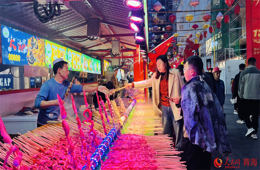 西寧市城西區(qū)力盟商業(yè)步行街內(nèi)的特色小吃攤位。人民網(wǎng) 顧斐菲攝