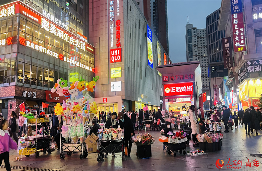 西寧市城西區(qū)力盟商業(yè)步行街內(nèi)節(jié)日氛圍濃厚。人民網(wǎng) 顧斐菲攝