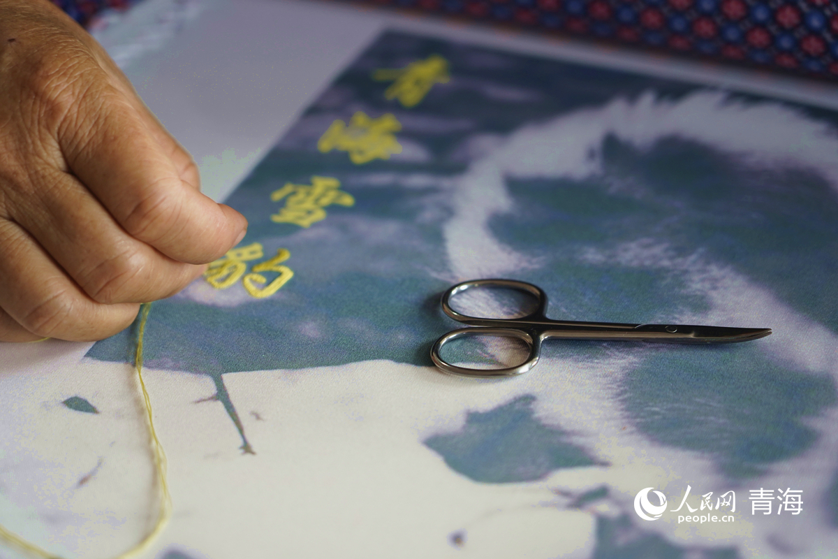 撒拉族婦女正在刺繡。人民網(wǎng)記者 楊啟紅攝
