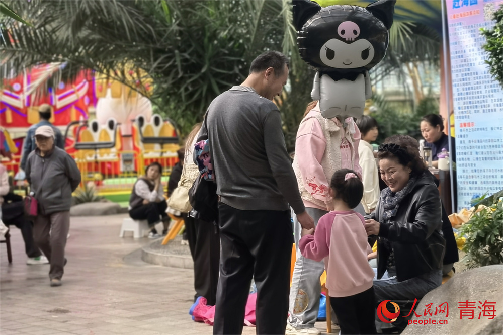 市民帶著孩子在公園內(nèi)游玩。人民網(wǎng) 馬可欣攝