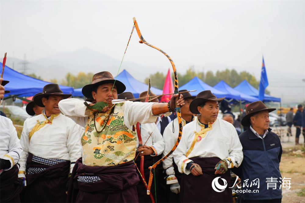選手弓拉滿月展英姿。人民網(wǎng)記者 張莉萍攝