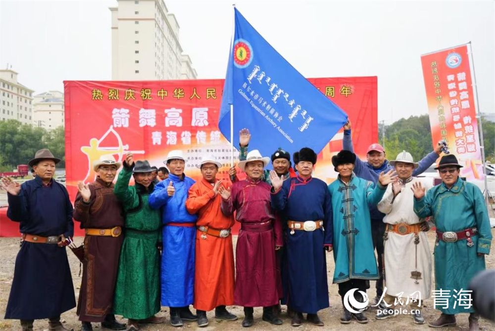 參賽選手賽前加油助威。人民網(wǎng)記者 張莉萍攝