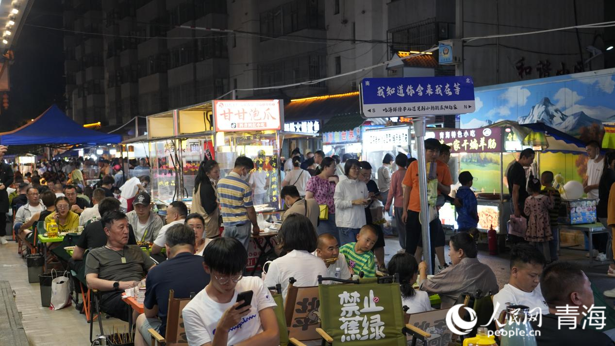 大新街夜市人潮涌動(dòng)。人民網(wǎng) 況玉攝