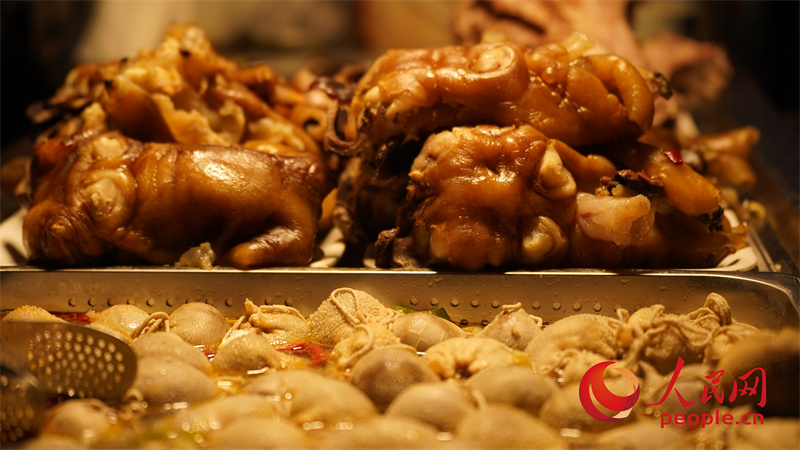 大新街夜市特色美食。人民網(wǎng)記者 甘海瓊攝