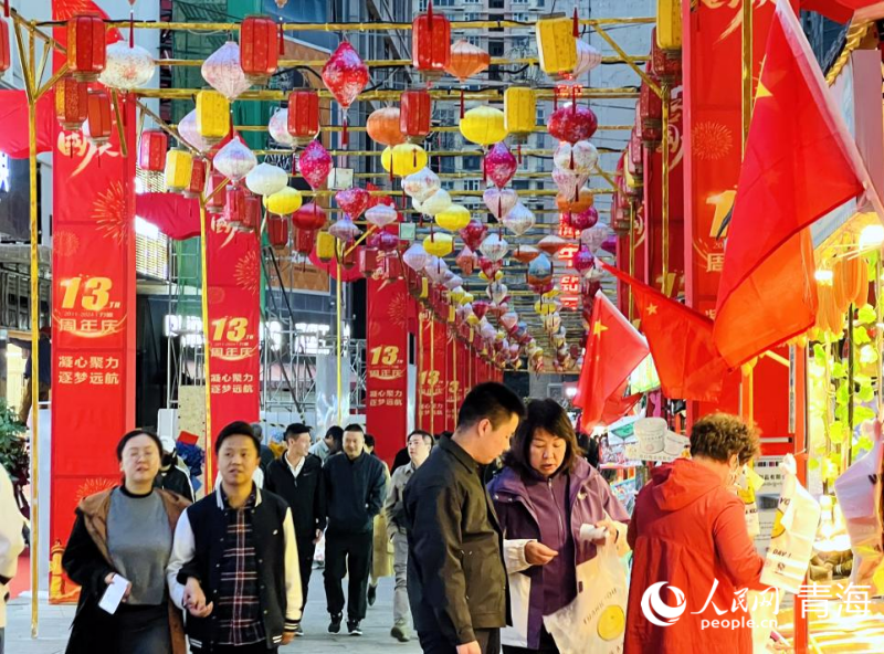 力盟商業(yè)步行街內(nèi)節(jié)日氛圍濃厚。人民網(wǎng) 顧斐菲攝