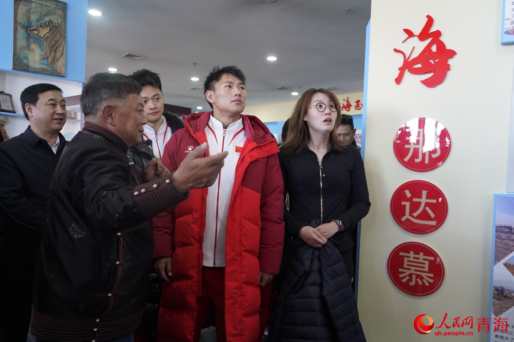奧運健兒參觀海西州民族文化體育活動中心。人民網(wǎng) 陳明菊攝