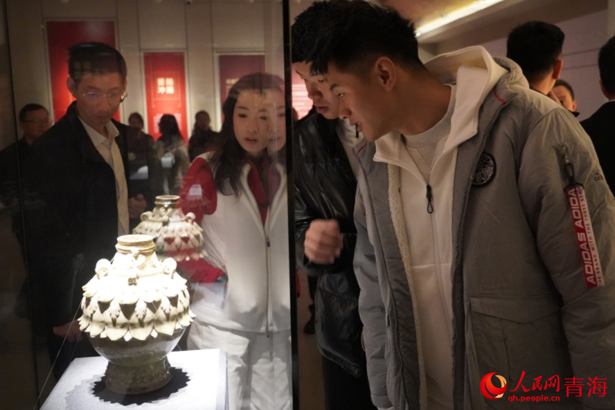奧運(yùn)健兒參觀海西州博物館。人民網(wǎng) 陳明菊攝