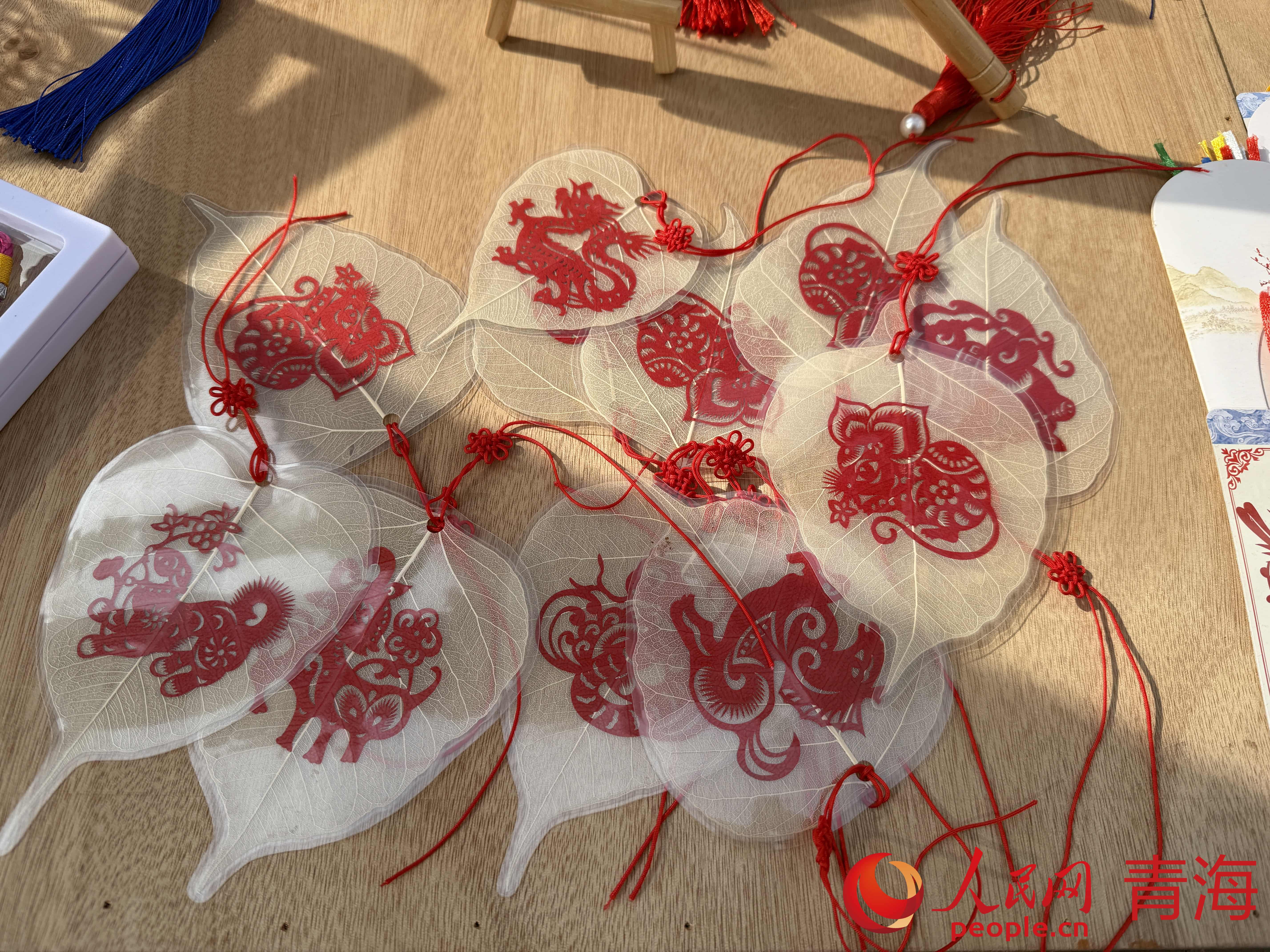 活動(dòng)現(xiàn)場(chǎng)展示的文創(chuàng)。人民網(wǎng) 況玉攝