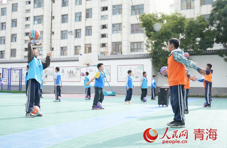 學(xué)校開展的社團(tuán)活動課。人民網(wǎng)記者 甘海瓊攝