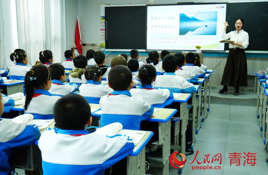 學(xué)生正在上課。人民網(wǎng)記者 甘海瓊攝