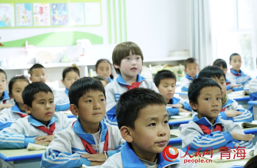 學(xué)生正在上課。人民網(wǎng)記者 甘海瓊攝
