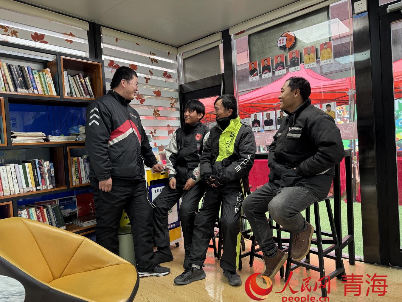 騎手們?cè)隗A站休息。人民網(wǎng) 況玉攝