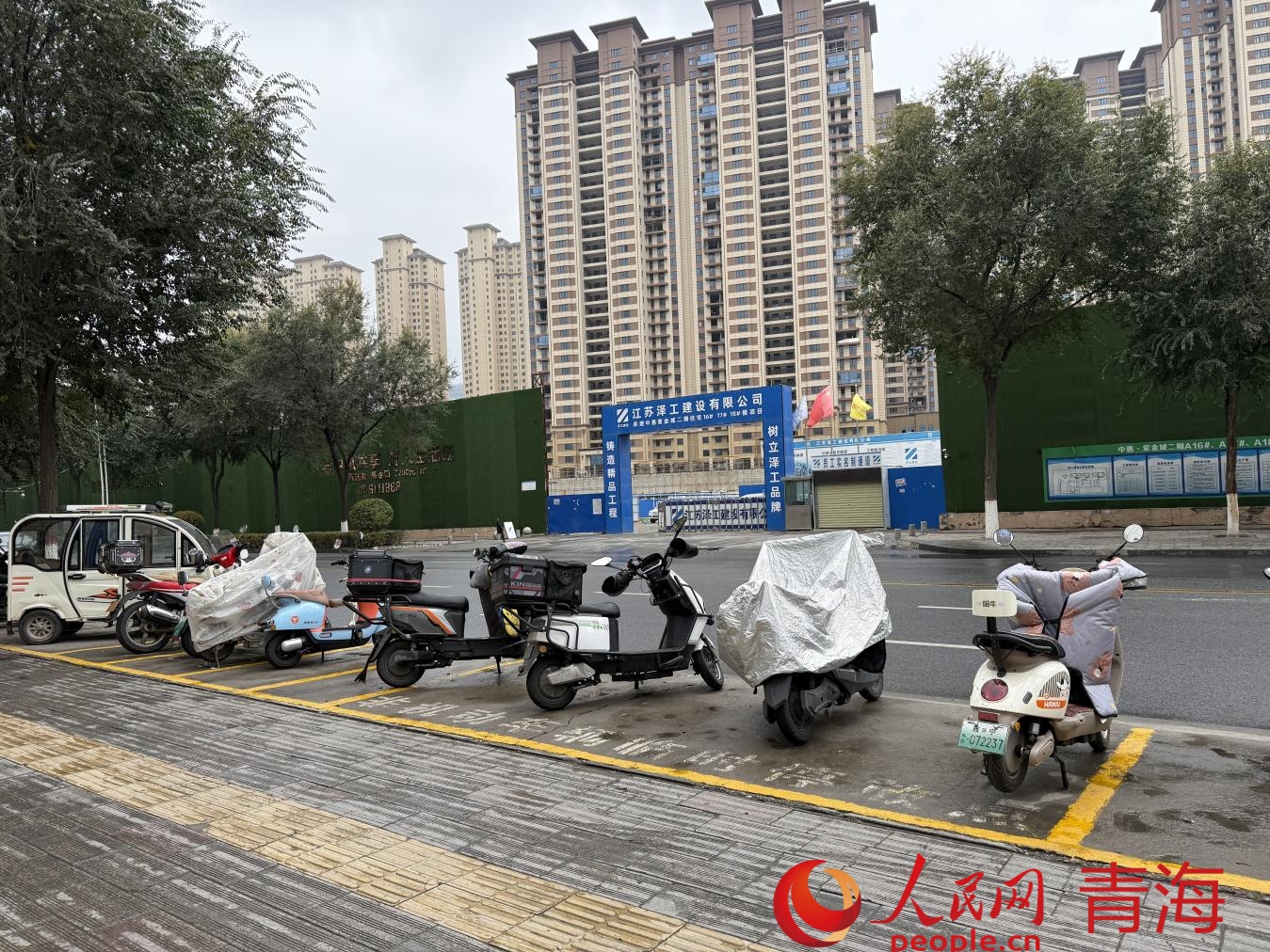 為騎手劃定的停車(chē)位。人民網(wǎng) 況玉攝