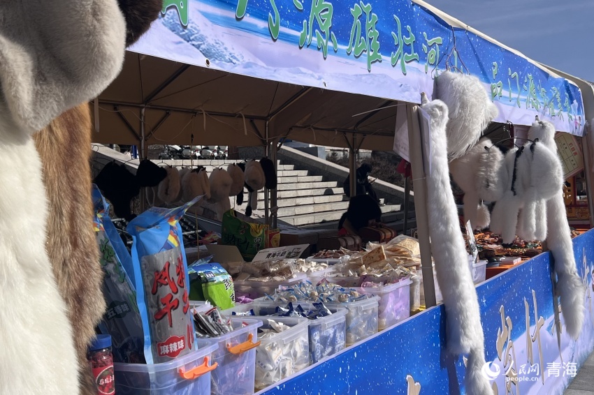 農(nóng)特產(chǎn)品展銷。人民網(wǎng) 記者甘海瓊攝