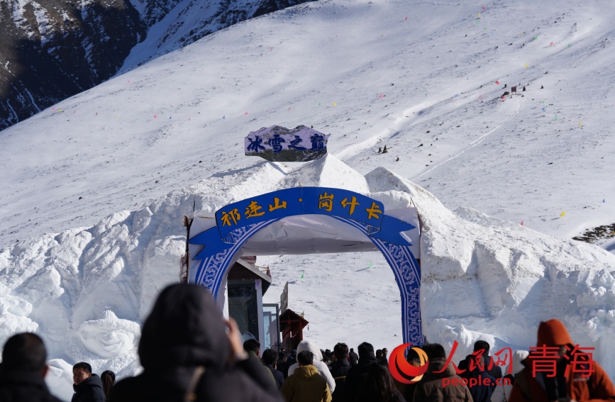 崗什卡雪峰戶(hù)外徒步活動(dòng)。人民網(wǎng)記者 甘海瓊攝