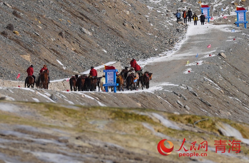 崗什卡雪峰的馬幫。人民網(wǎng)記者 甘海瓊攝