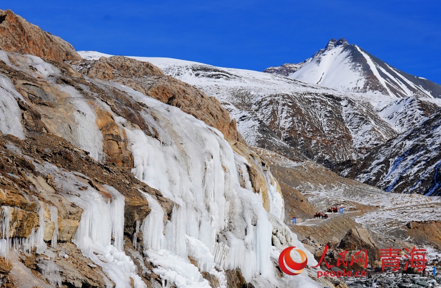 崗什卡雪峰五彩冰瀑。人民網(wǎng)記者 甘海瓊攝