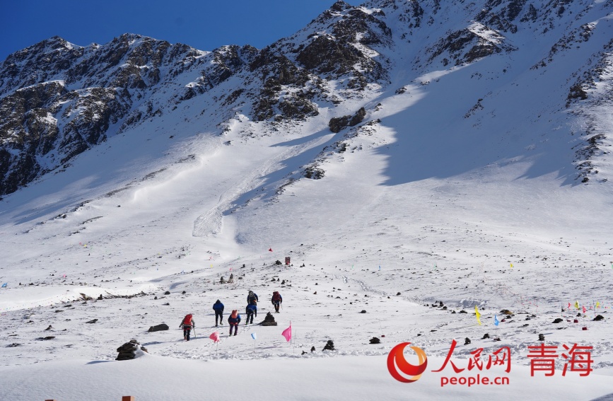 戶外運動愛好者攀登雪峰。人民網(wǎng)記者 甘海瓊攝