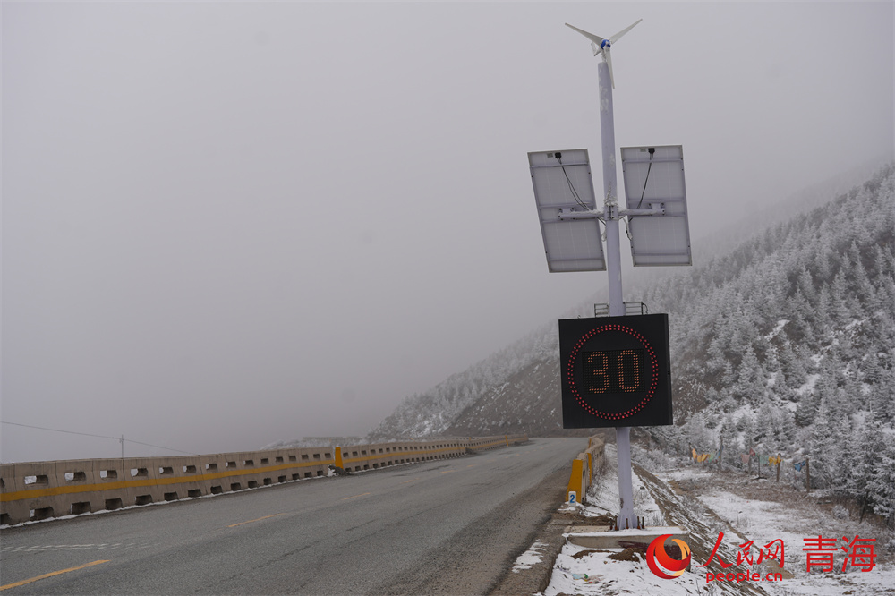 雪天青沙山的盤山公路更顯安靜。人民網(wǎng) 馬可欣攝